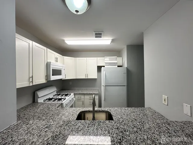 $1,895 | 610 Edpas Road, New Brunswick, NJ 08901