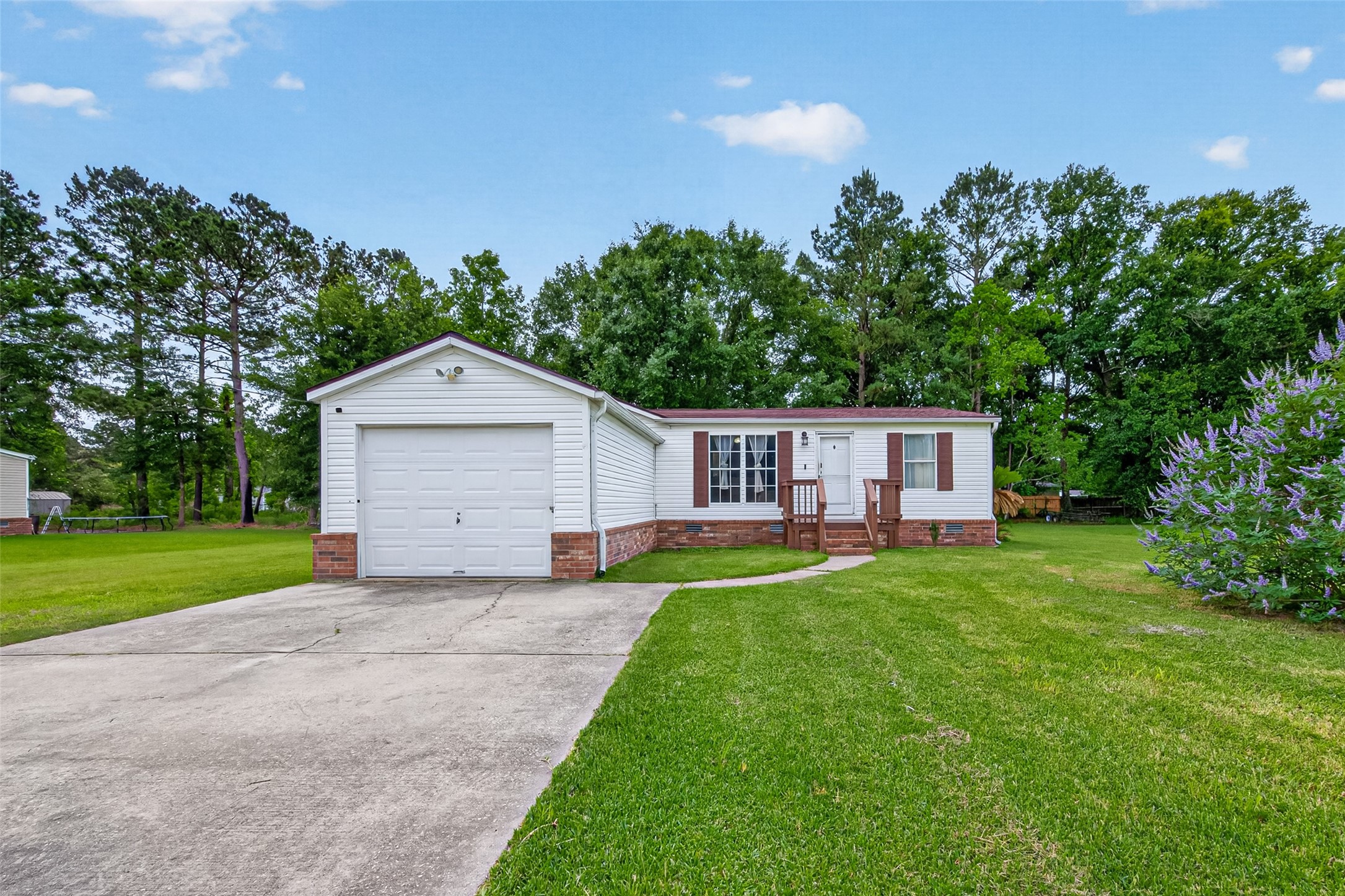 16572 River Ranch Drive Conroe, TX 77302 - Photo 2 of 18 a front view of a house with garden