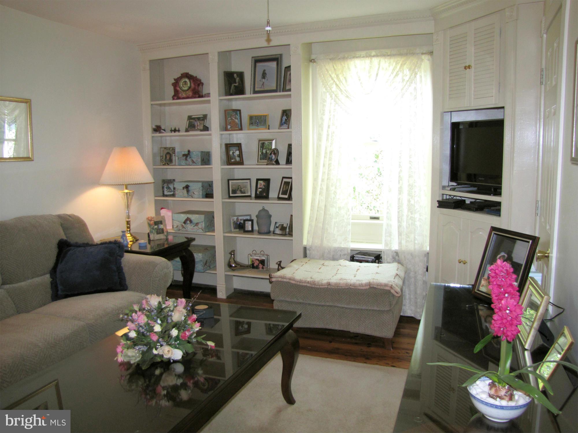 10547 Cliff Mills Road Marshall, VA 20115 - Photo 3 of 25 Living Room