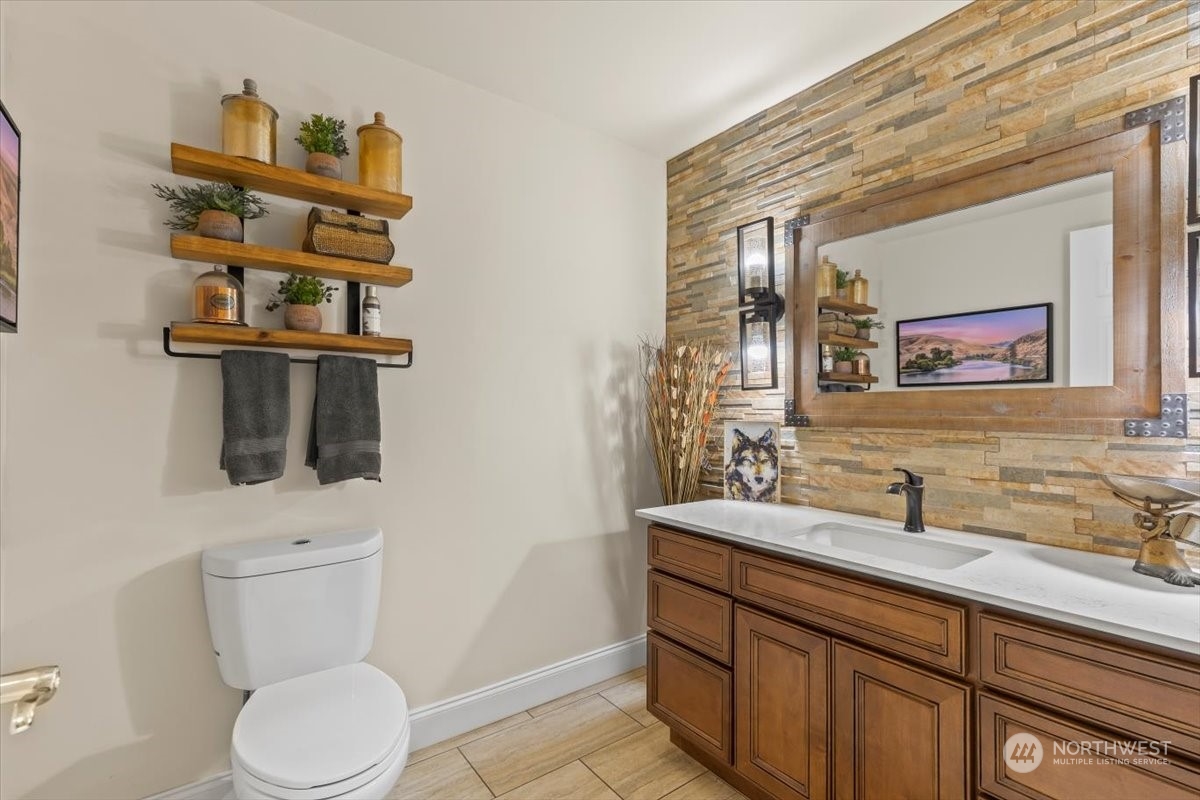 201 Wendt Road Yakima, WA 98901 - Photo 8 of 32 a bathroom with a toilet a sink and mirror