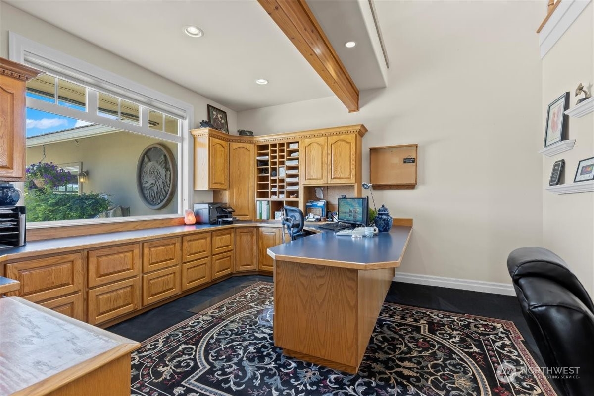 201 Wendt Road Yakima, WA 98901 - Photo 9 of 32 a large room with a large window and furniture