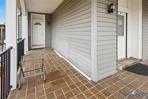 a view of a livingroom with wooden floor and closet