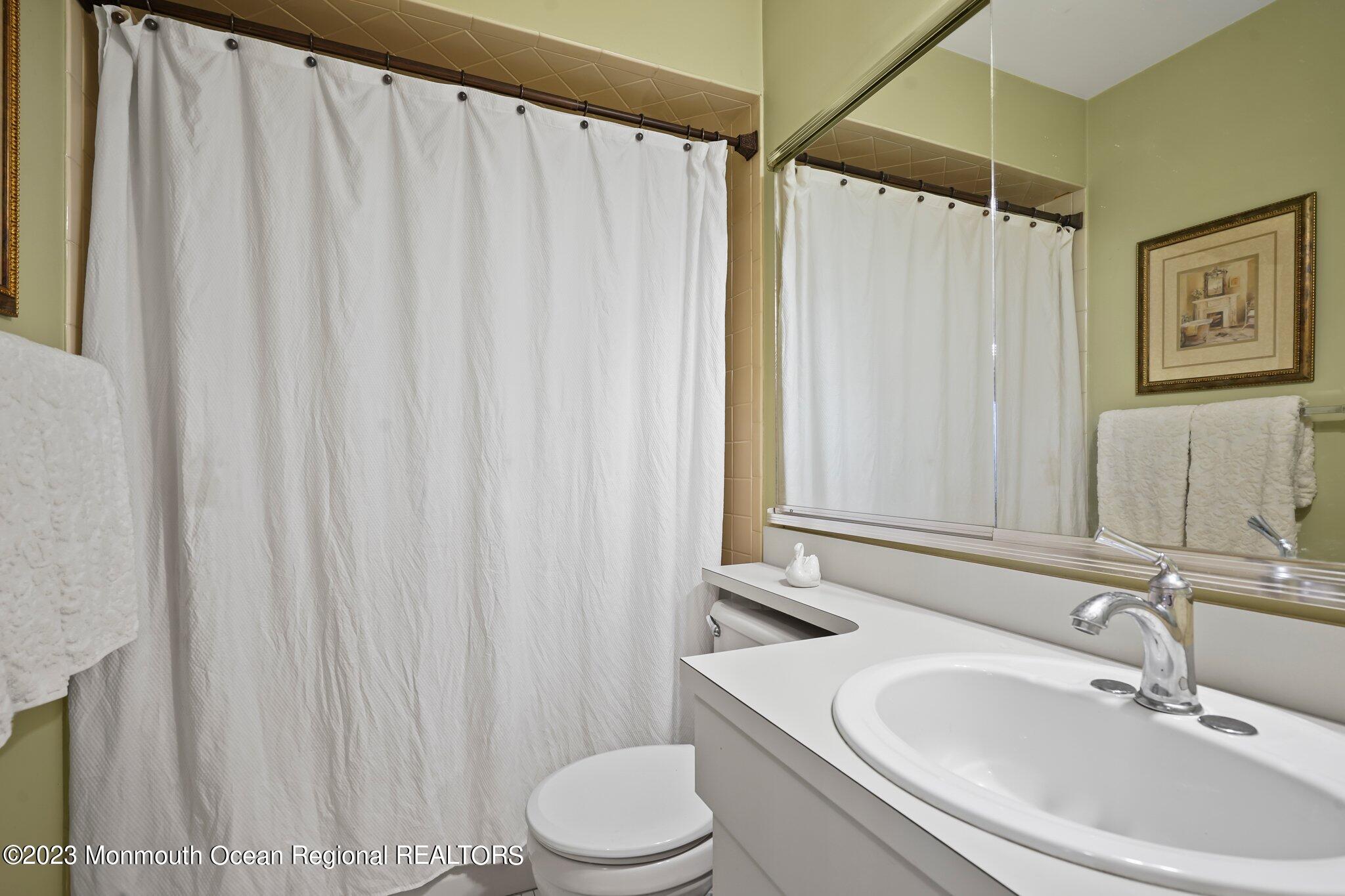 112 Hyacinth Lane Freehold, NJ 07728 - Photo 21 of 32 Main Bath