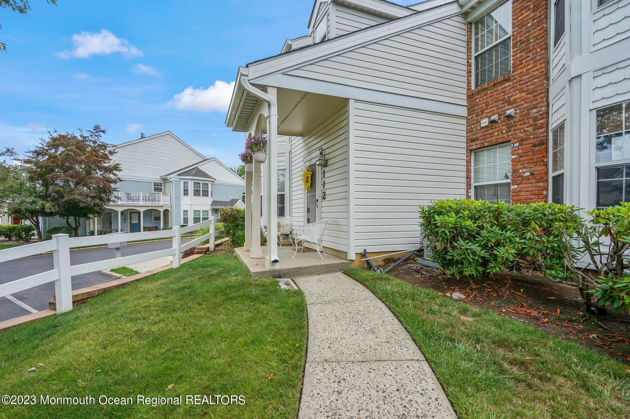 112 Hyacinth Lane Freehold, NJ 07728 - Photo 3 of 32 DSC05214