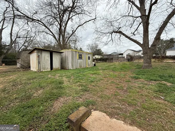 a view of a yard with an tree