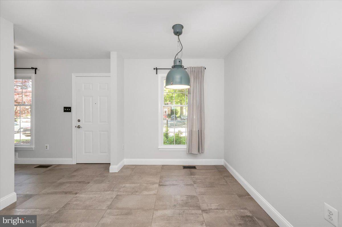 36 Castle Court Gaithersburg, MD 20878 - Photo 11 of 37 Bright and airy entryway space.