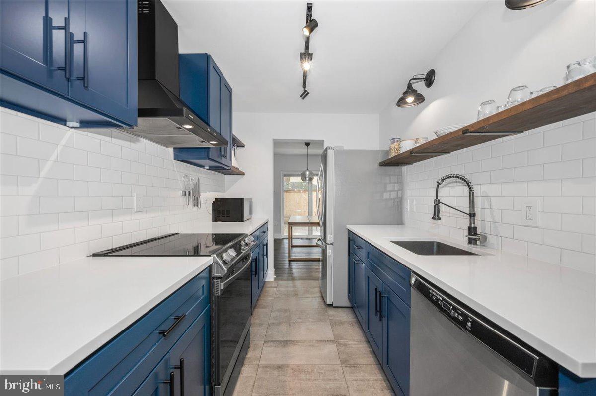 36 Castle Court Gaithersburg, MD 20878 - Photo 13 of 37 Modern kitchen with bold blue accents.