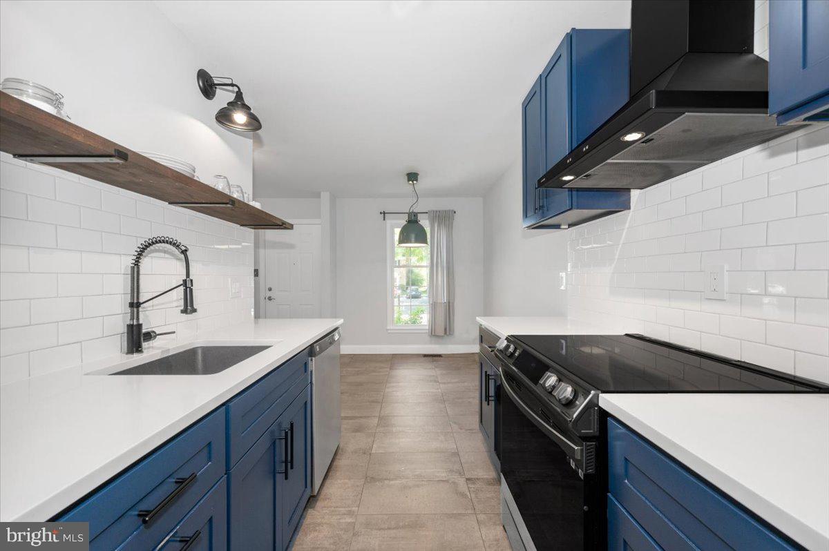 36 Castle Court Gaithersburg, MD 20878 - Photo 15 of 37 Modern kitchen with bold blue accents.