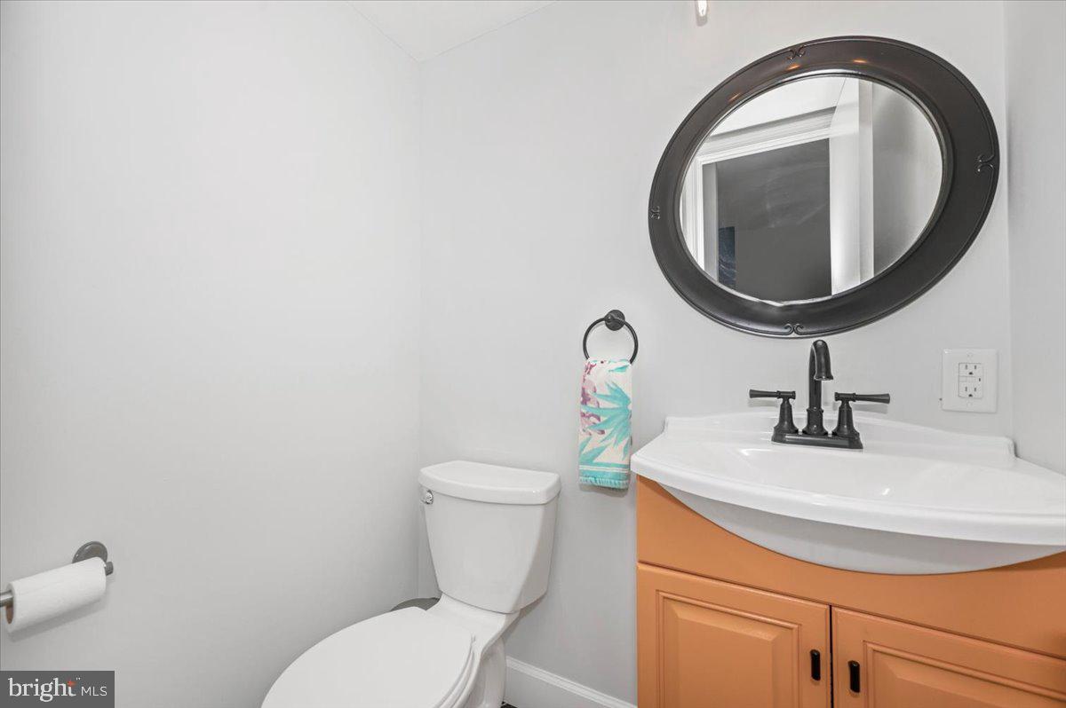 36 Castle Court Gaithersburg, MD 20878 - Photo 16 of 37 Chic bathroom with modern accents.