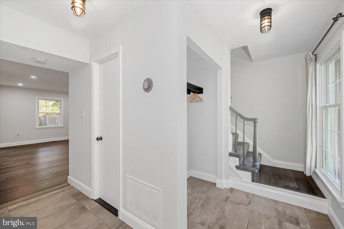 36 Castle Court Gaithersburg, MD 20878 - Photo 2 of 37 Bright and inviting entryway space.