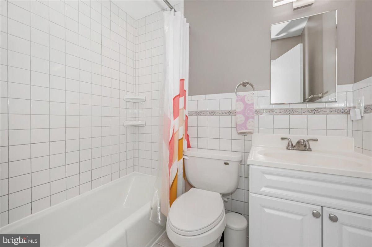 36 Castle Court Gaithersburg, MD 20878 - Photo 25 of 37 Bright and modern bathroom retreat.