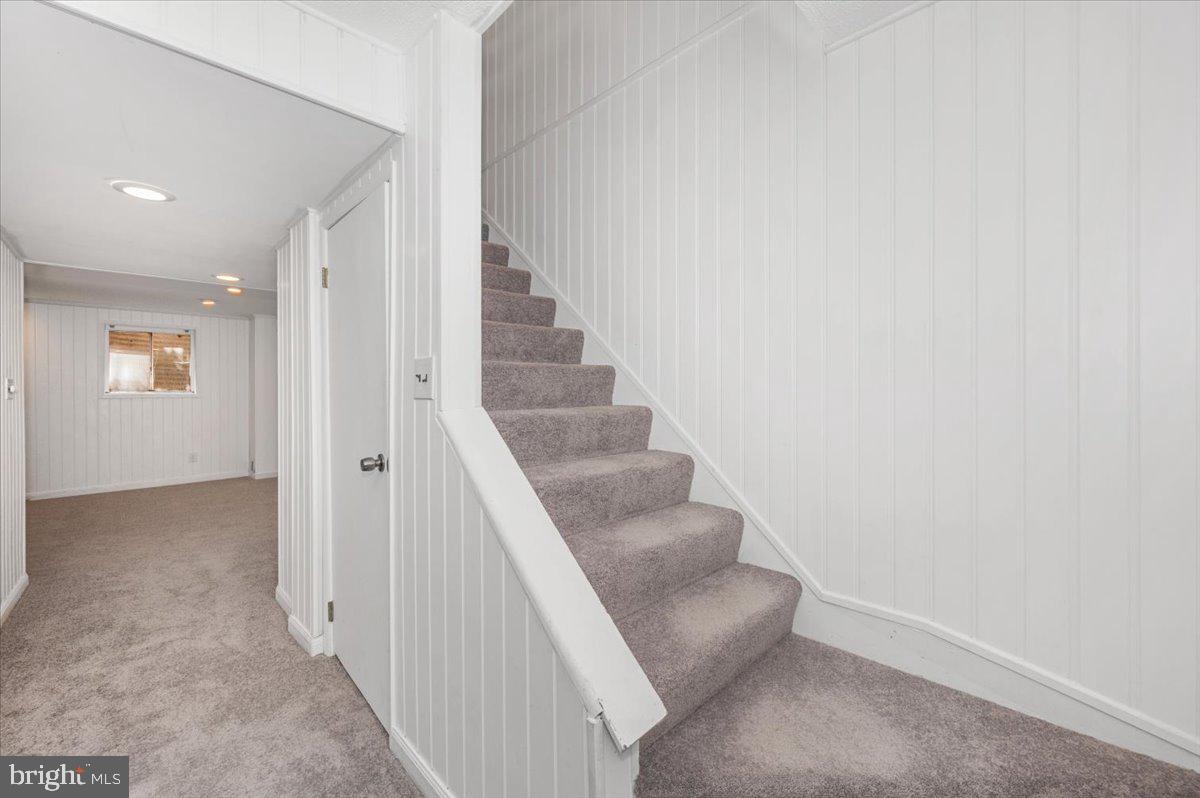 36 Castle Court Gaithersburg, MD 20878 - Photo 26 of 37 Inviting staircase in a cozy hallway.