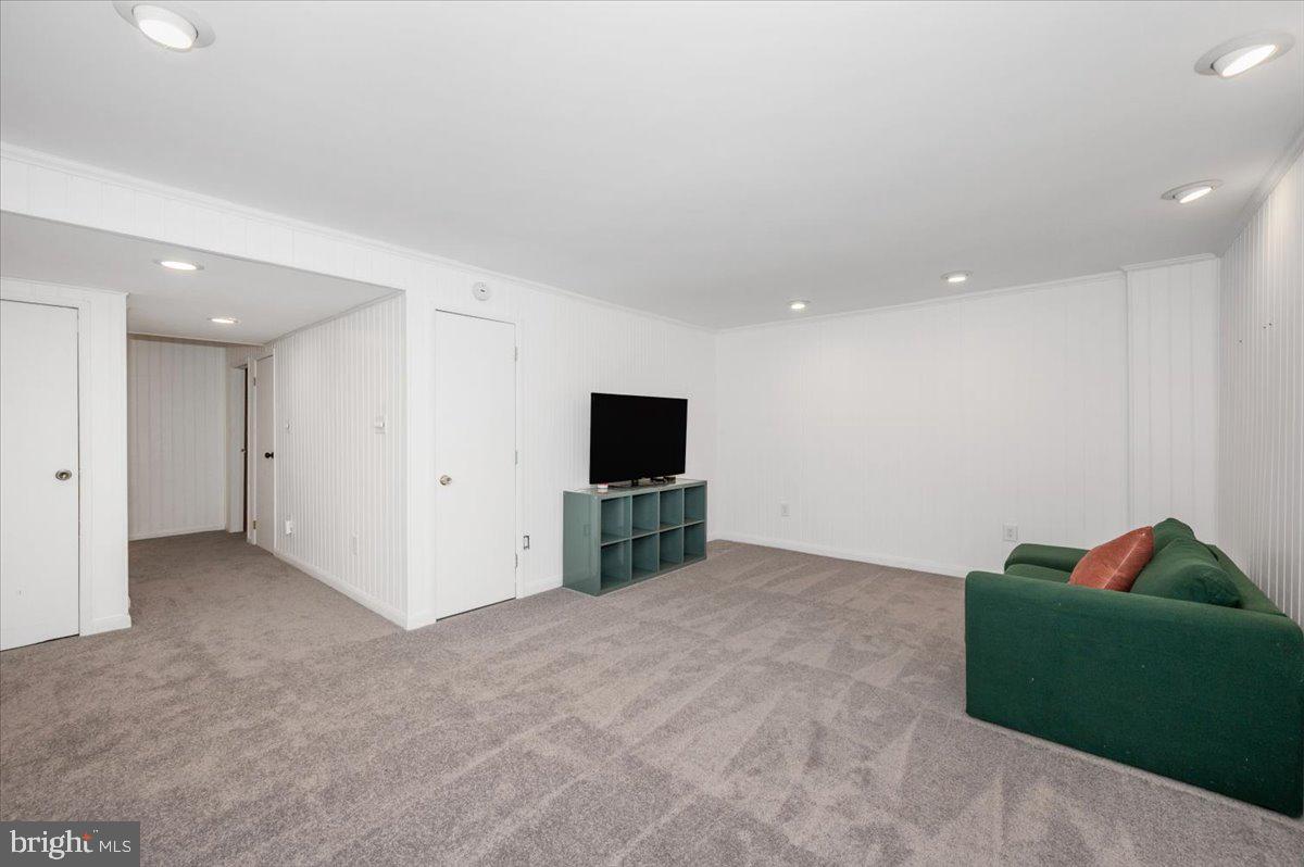 36 Castle Court Gaithersburg, MD 20878 - Photo 27 of 37 Spacious, versatile living area awaits.