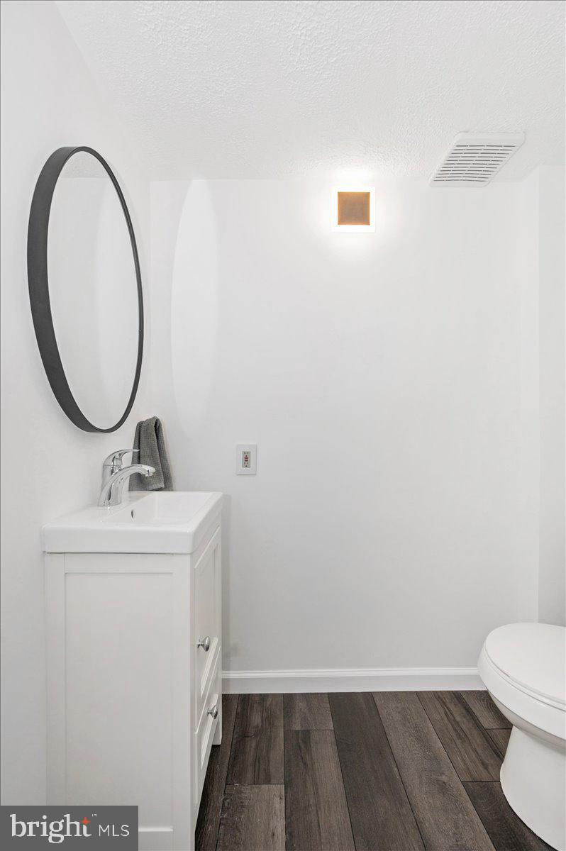 36 Castle Court Gaithersburg, MD 20878 - Photo 28 of 37 Sleek, modern bathroom with elegance.