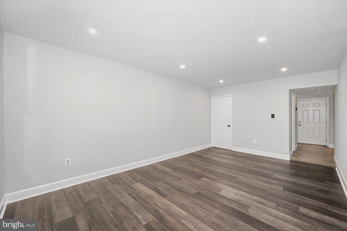 36 Castle Court Gaithersburg, MD 20878 - Photo 5 of 37 Spacious, modern living area awaits you.
