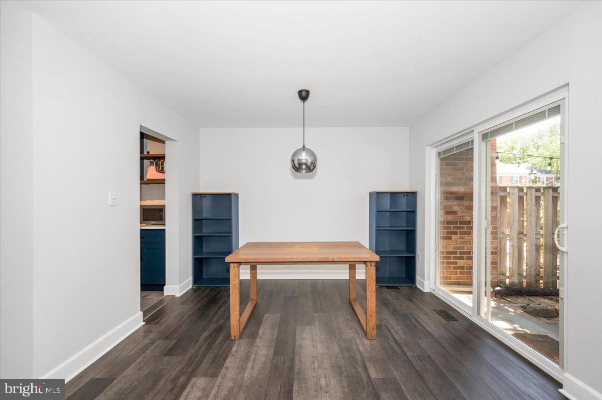 36 Castle Court Gaithersburg, MD 20878 - Photo 8 of 37 Bright and airy dining space awaits.