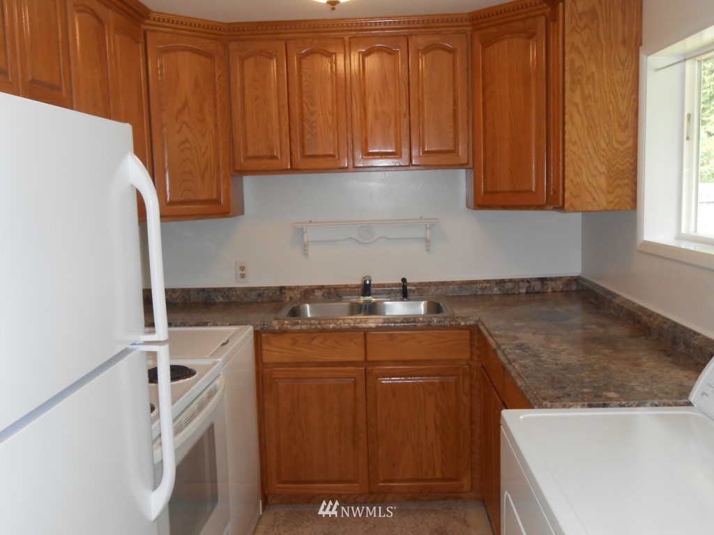 3334 Northeast 6th Street Renton, WA 98056 - Photo 6 of 10