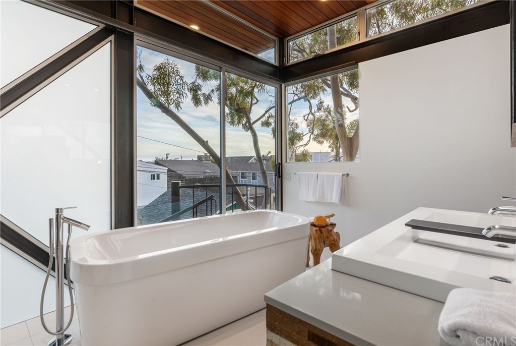 464 34th Street Manhattan Beach, CA 90266 - Photo 13 of 54 a bathroom with a bathtub and next to a window