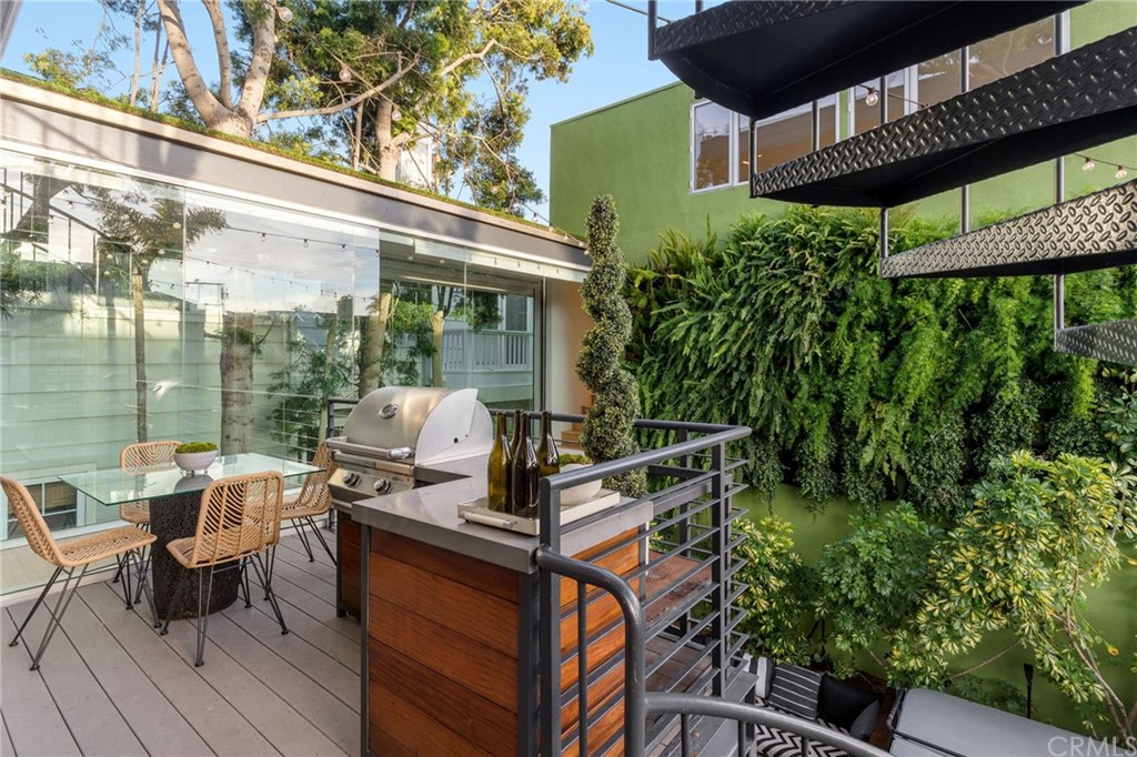 464 34th Street Manhattan Beach, CA 90266 - Photo 18 of 54 a view of outdoor sitting area with furniture