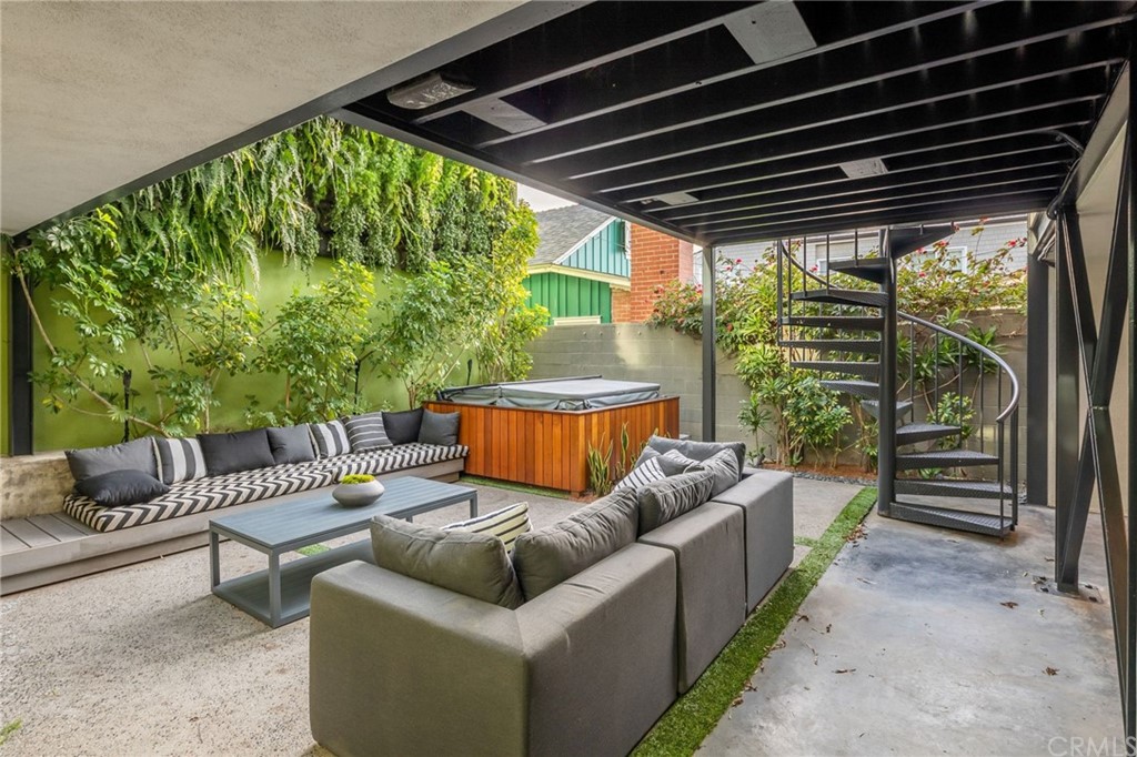 464 34th Street Manhattan Beach, CA 90266 - Photo 20 of 54 a view of a couches in the patio