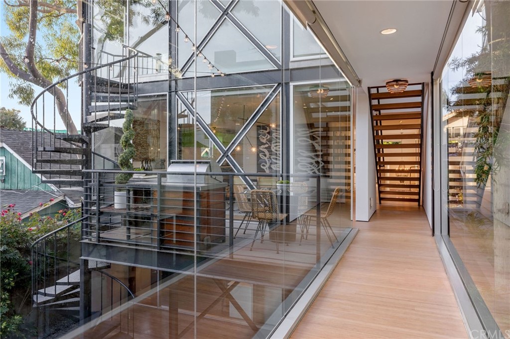 464 34th Street Manhattan Beach, CA 90266 - Photo 22 of 54 front view of a house