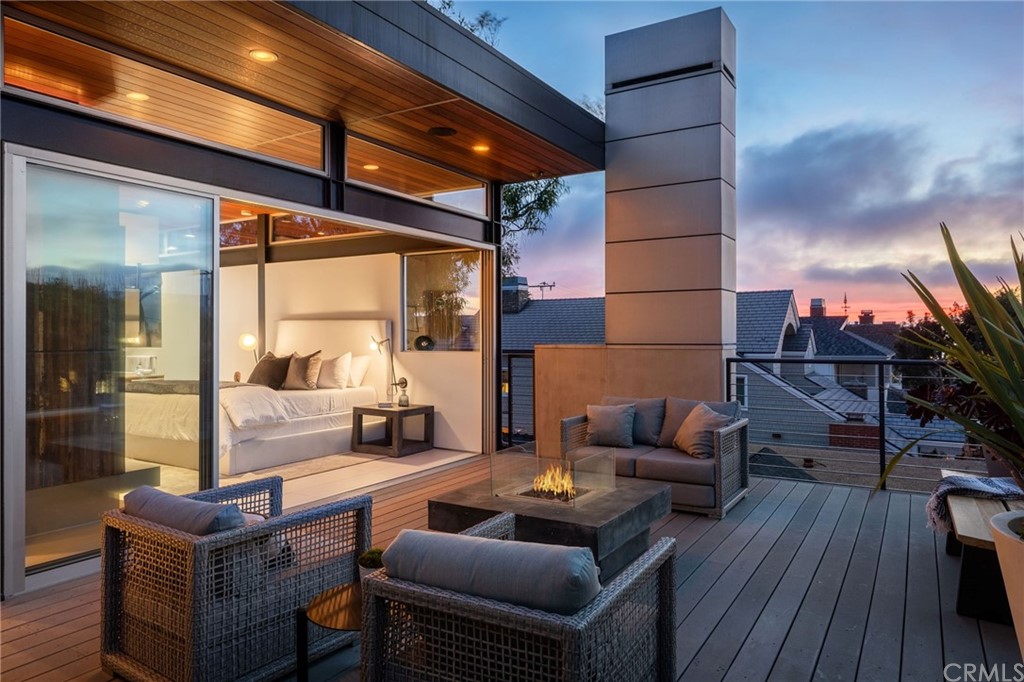 464 34th Street Manhattan Beach, CA 90266 - Photo 3 of 54 a outdoor living space with patio furniture