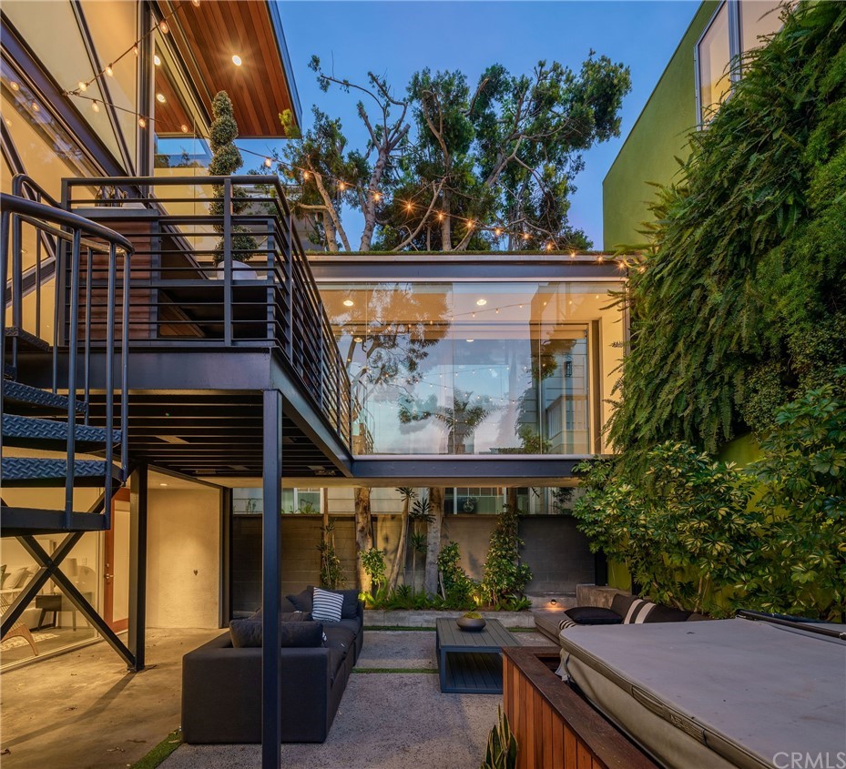 464 34th Street Manhattan Beach, CA 90266 - Photo 4 of 54 a view of a chairs and table in a patio