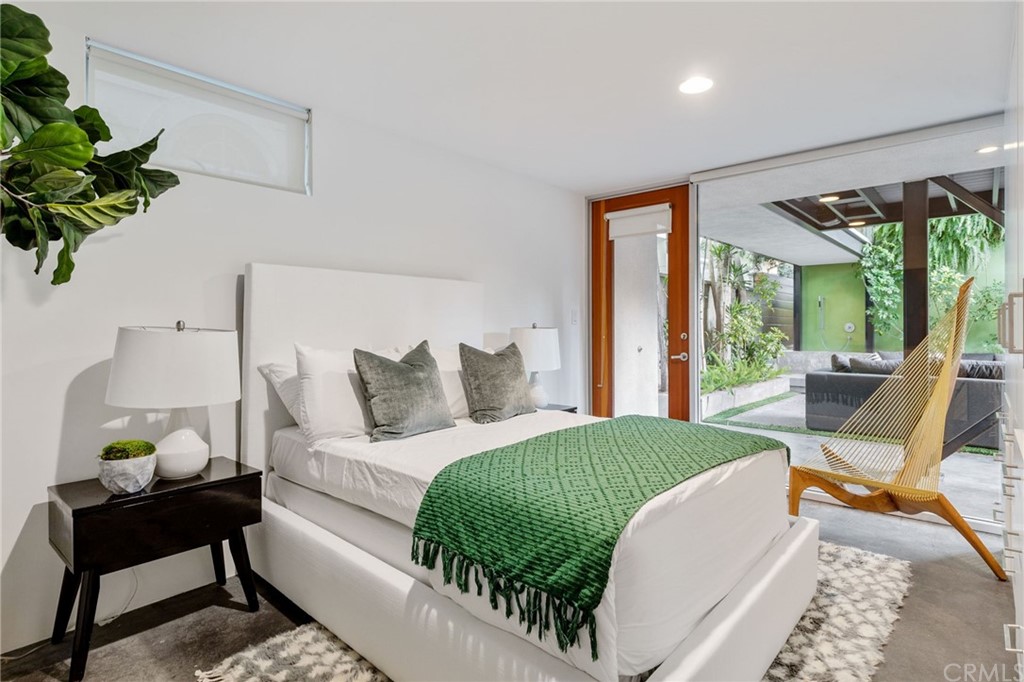 464 34th Street Manhattan Beach, CA 90266 - Photo 45 of 54 a bedroom with a bed window and a table