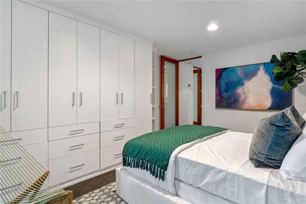 464 34th Street Manhattan Beach, CA 90266 - Photo 46 of 54 a bedroom with a bed and a painting on the wall