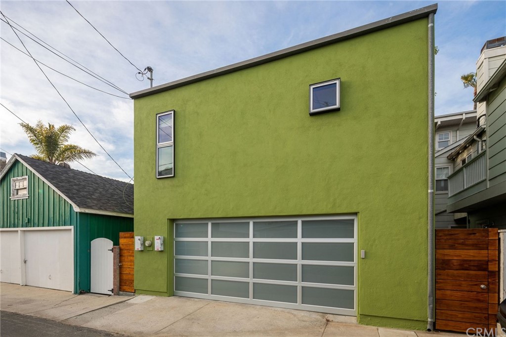 464 34th Street Manhattan Beach, CA 90266 - Photo 53 of 54 a front view of a house with a yard