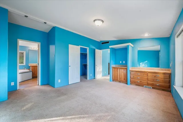 a view of a yard with a house