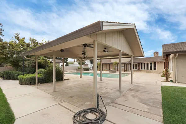 a view of a house with backyard and porch