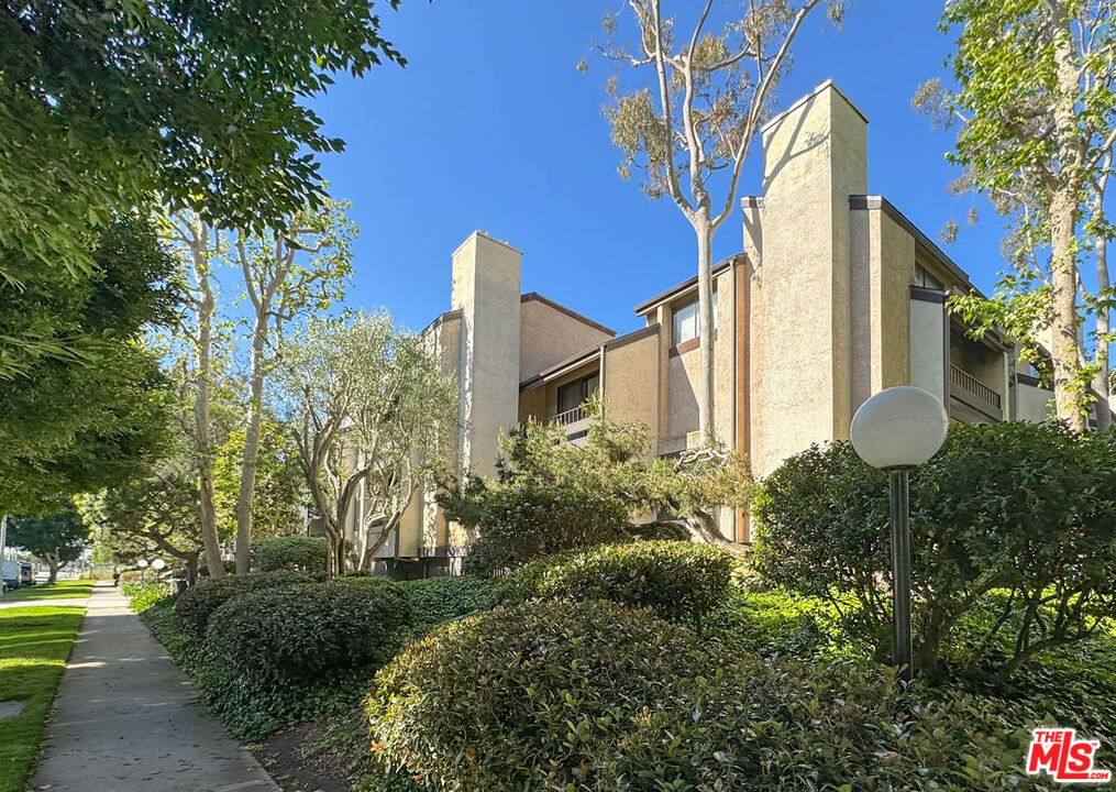 a view of a back yard