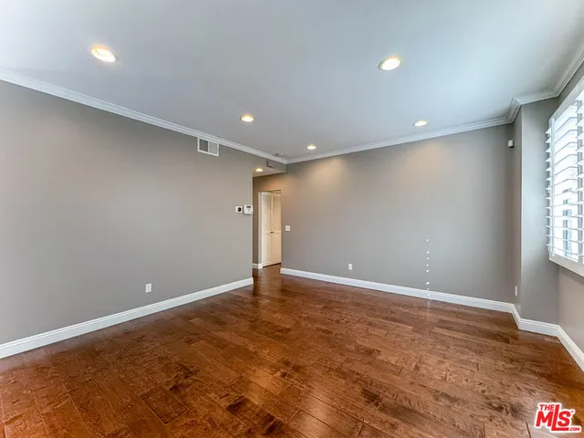 an empty room with window and pillar in it