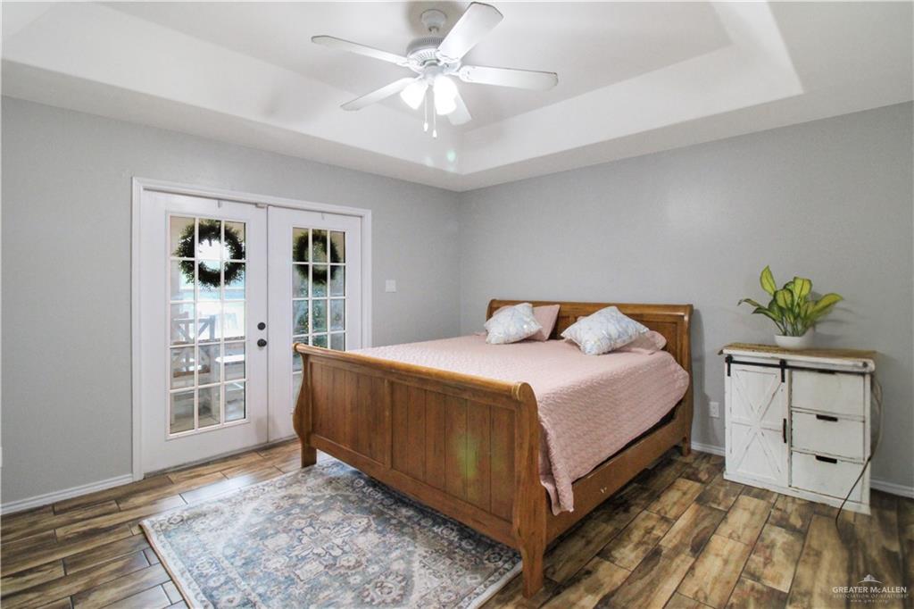 21412 Rusty Lane Harlingen, TX 78552 - Photo 11 of 35 a bedroom with a large bed and a dresser
