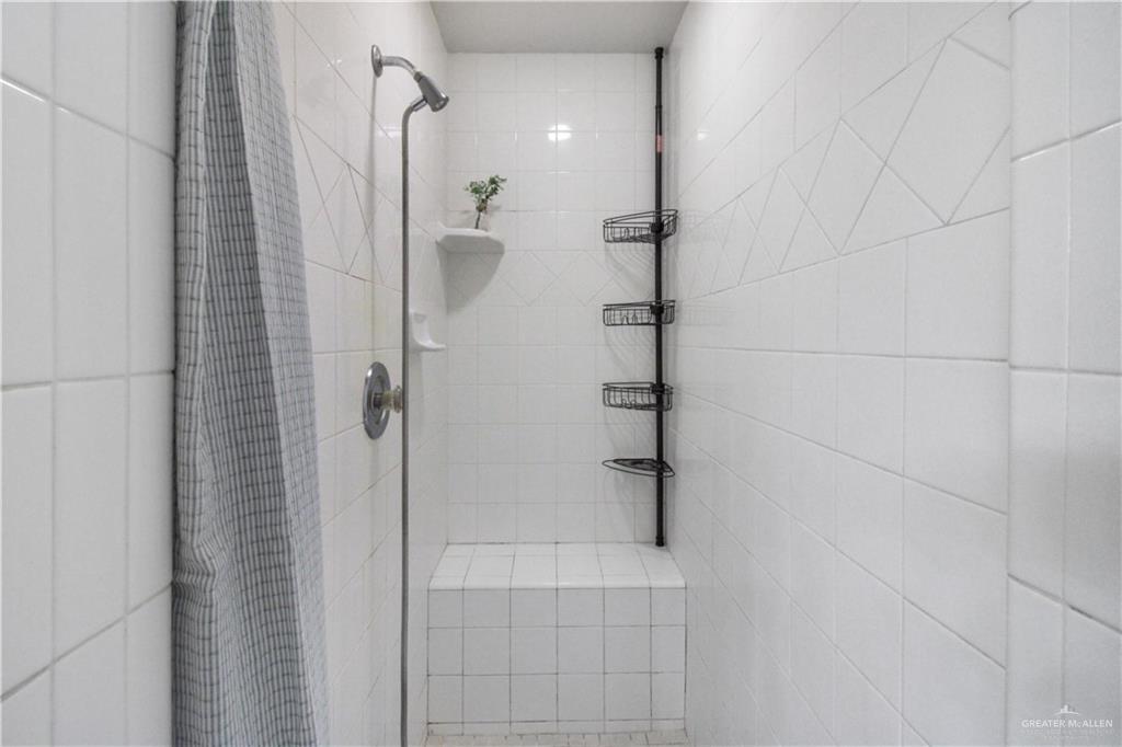 21412 Rusty Lane Harlingen, TX 78552 - Photo 14 of 35 a bathroom with a shower