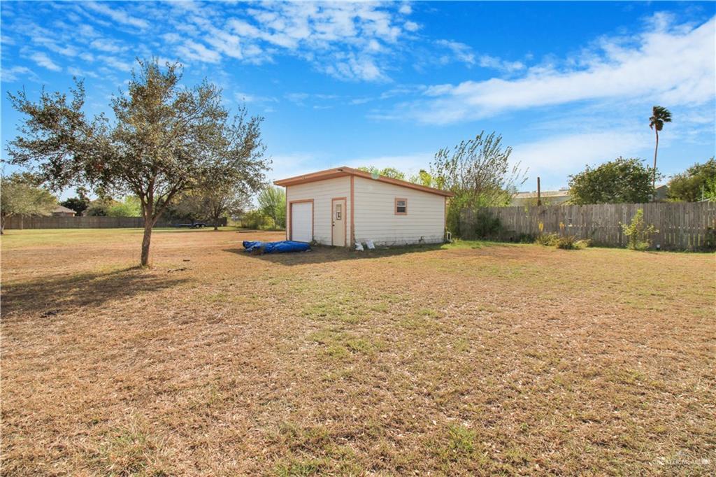 21412 Rusty Lane Harlingen, TX 78552 - Photo 28 of 35 a view of big yard with a house