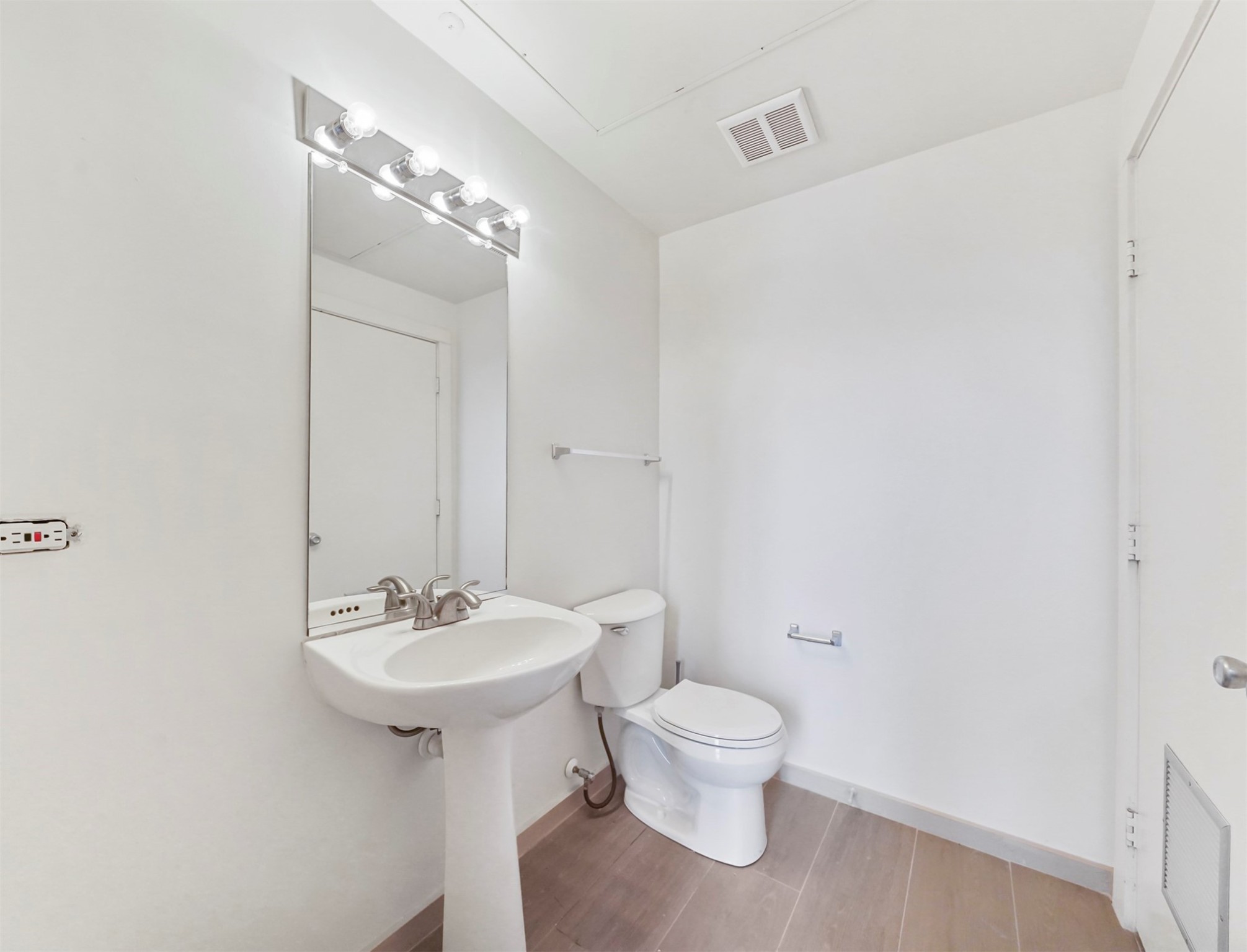 2000 Bagby Street, Unit 5436 Houston, TX 77002 - Photo 12 of 32 a bathroom with a sink toilet and a mirror