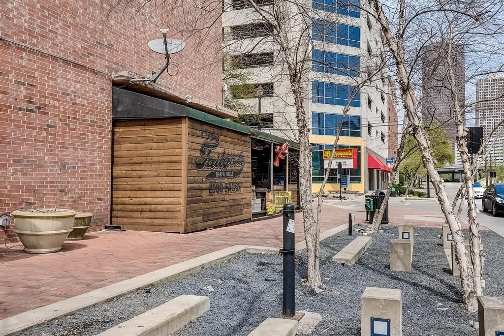2000 Bagby Street, Unit 5436 Houston, TX 77002 - Photo 31 of 32 a backyard of a house with barbeque oven table and chairs