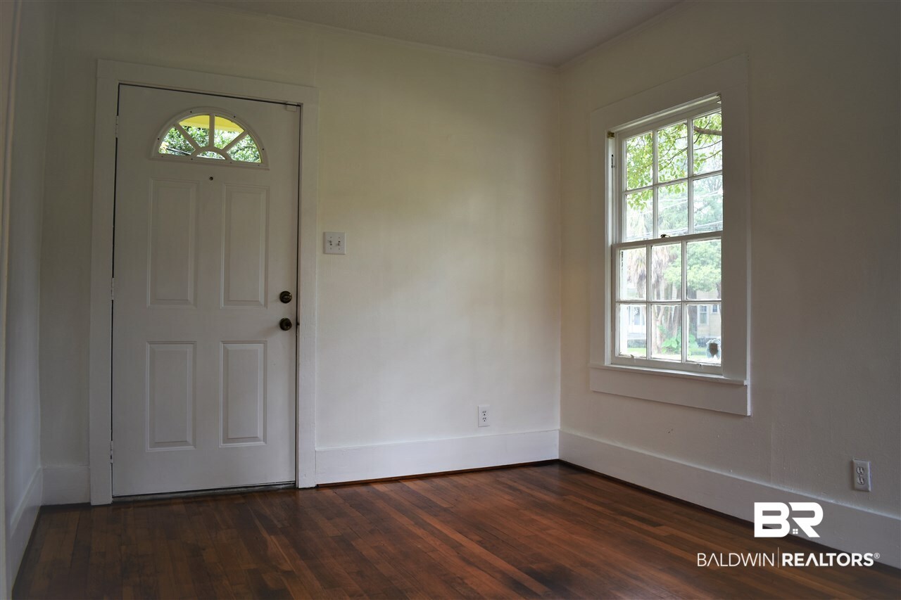 134 Hyland Avenue Mobile, AL 36607 - Photo 3 of 16 Sunroom & Front Door
