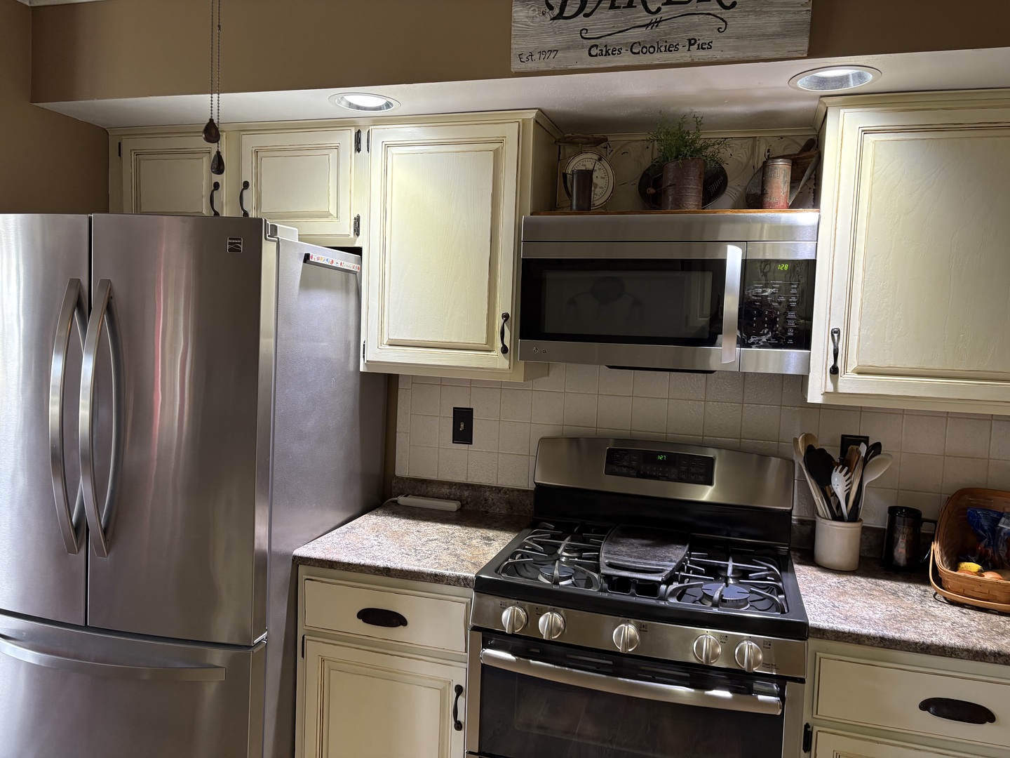 5212 South Mill Pond Road Rochelle, IL 61068 - Photo 19 of 66 a kitchen with a refrigerator stove and microwave
