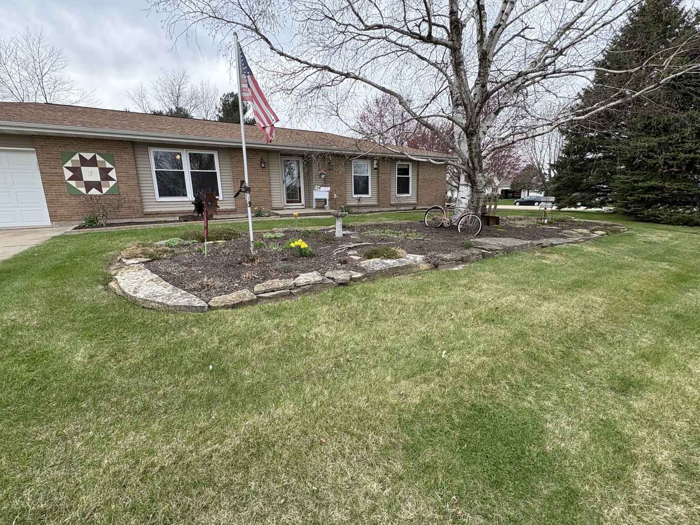 5212 South Mill Pond Road Rochelle, IL 61068 - Photo 4 of 66 a front view of a house with garden