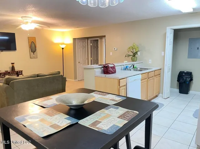 $1,600 | 5080 Gautier Vancleave Road, Unit E3, Gautier, MS 39553