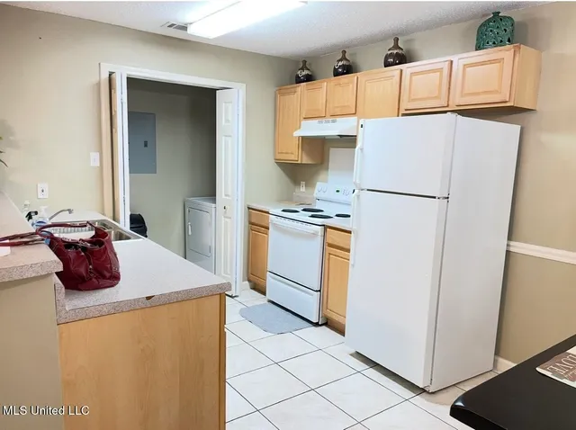 $1,600 | 5080 Gautier Vancleave Road, Unit E3, Gautier, MS 39553