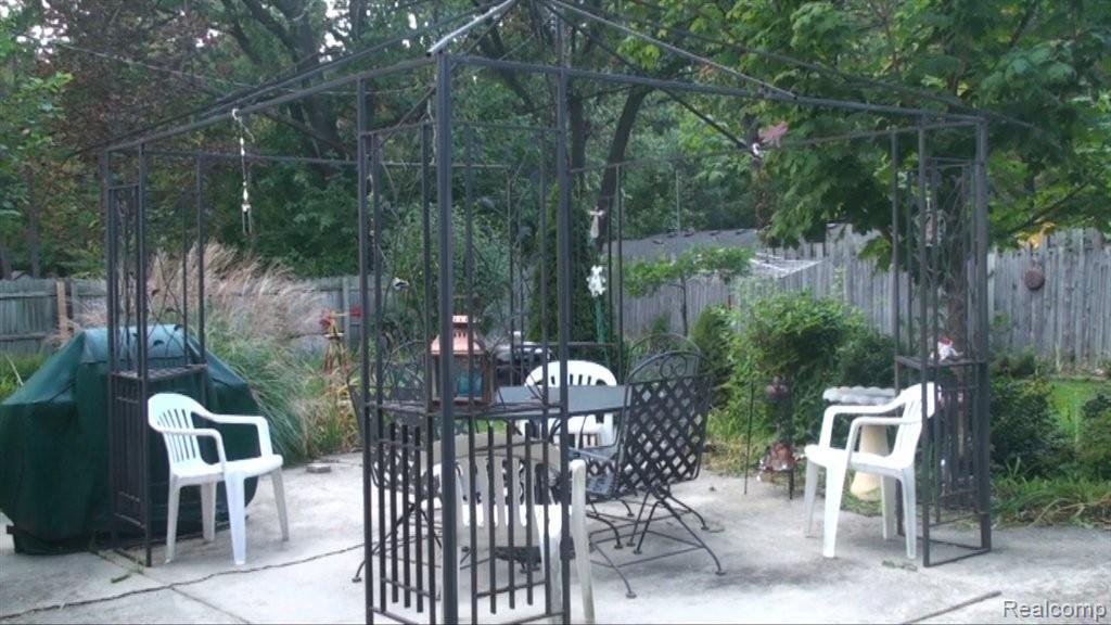 5304 Hillcrest Road Clarkston, MI 48346 - Photo 9 of 55 Steel mounted pergola