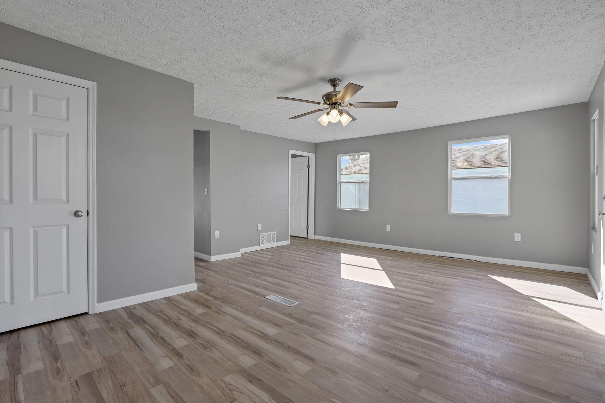65 Rumsey Road Columbus, OH 43207 - Photo 7 of 39 Livingroom2