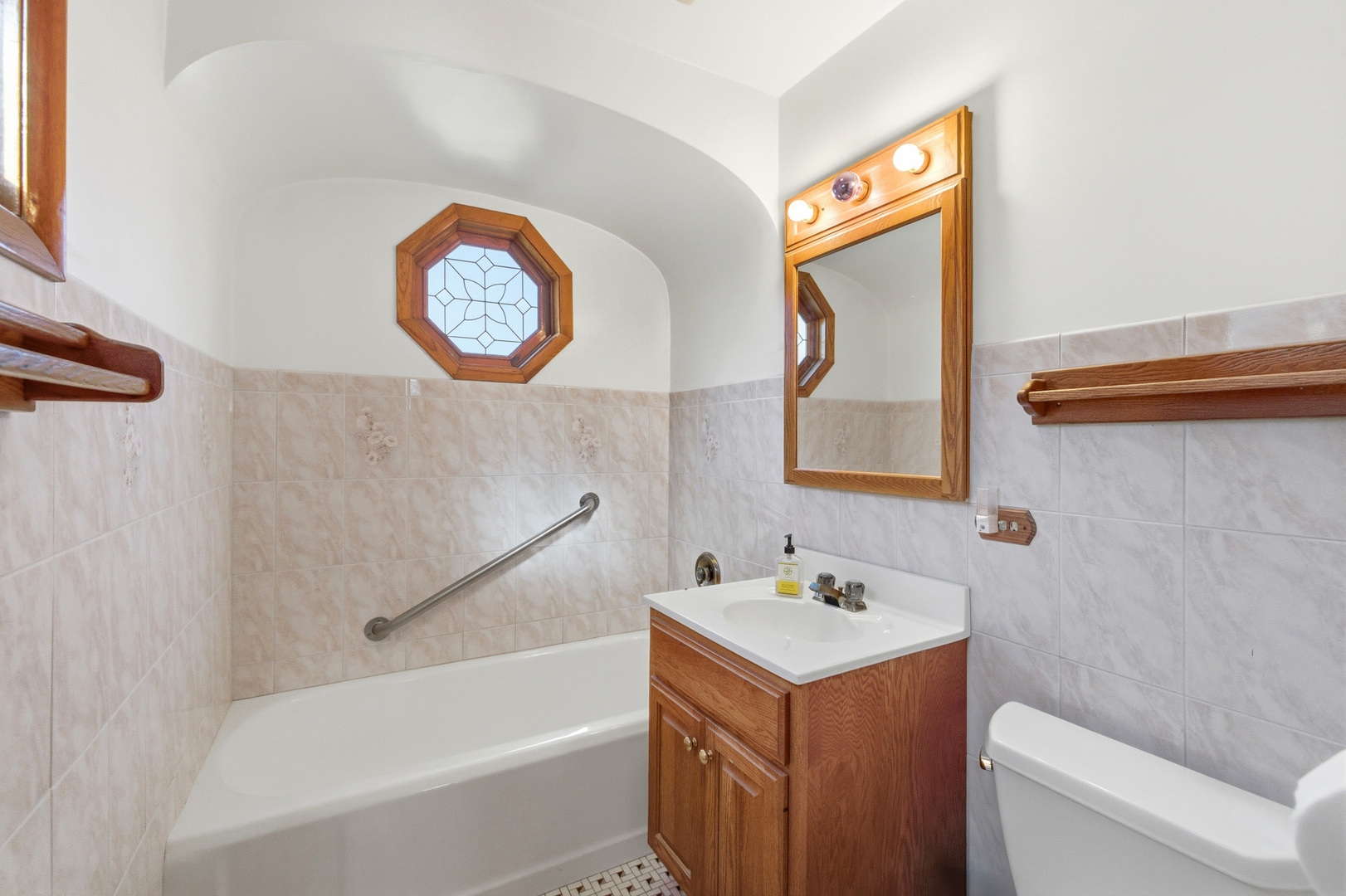 216 Edgebrook Road Wood Dale, IL 60191 - Photo 11 of 25 a bathroom with a bath tub and a sink