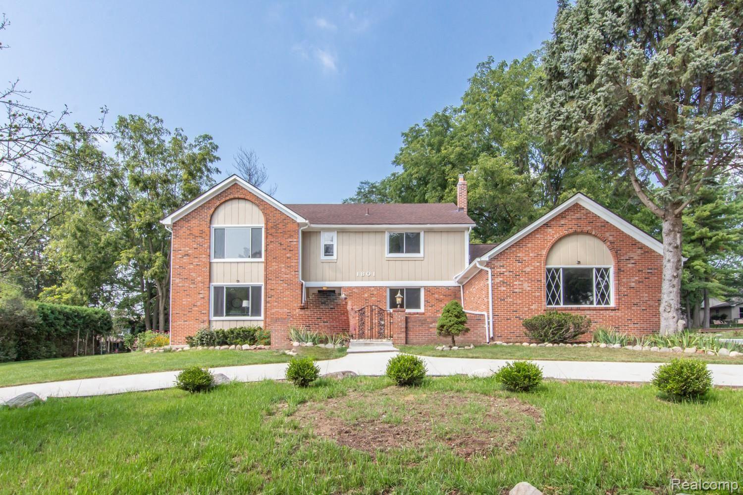 1801 Charm Court Rochester, MI 48306 - Photo 1 of 25 01 outdoor 1.jpg