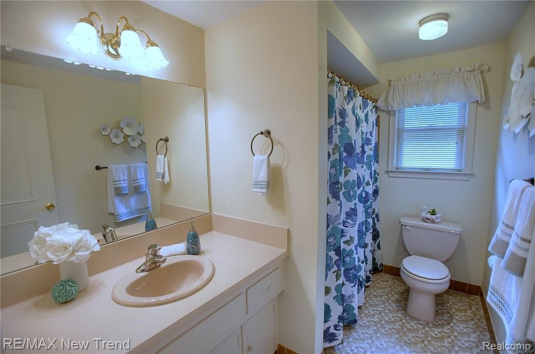 28620 Westerleigh Road Farmington, MI 48334 - Photo 20 of 23 Bathroom.jpg