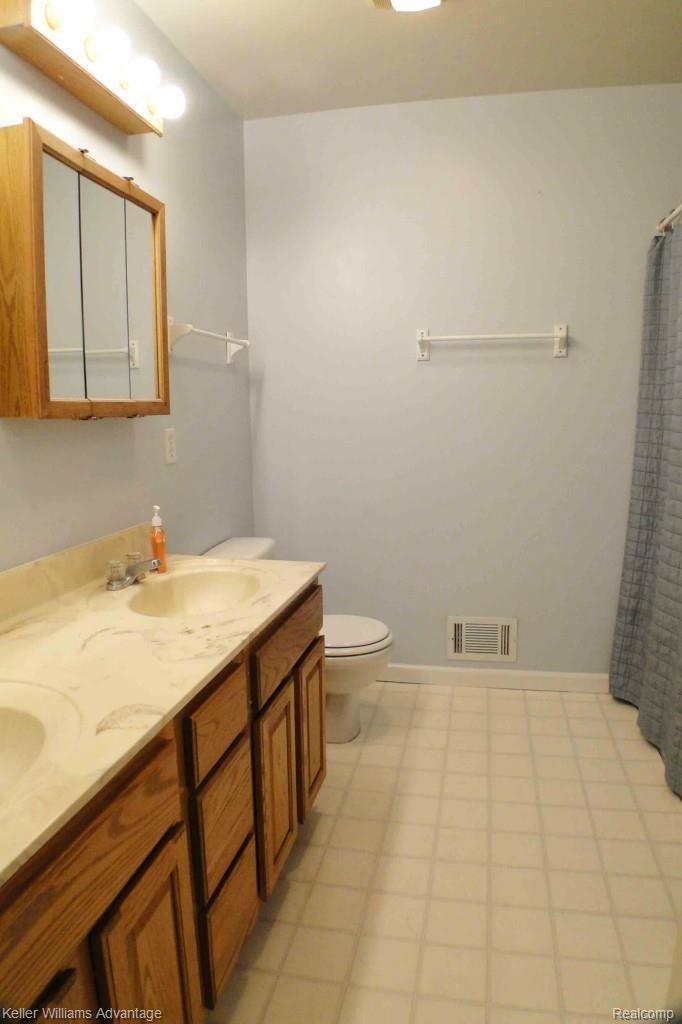 50170 Wear Road Belleville, MI 48111 - Photo 8 of 17 Bathroom.jpg